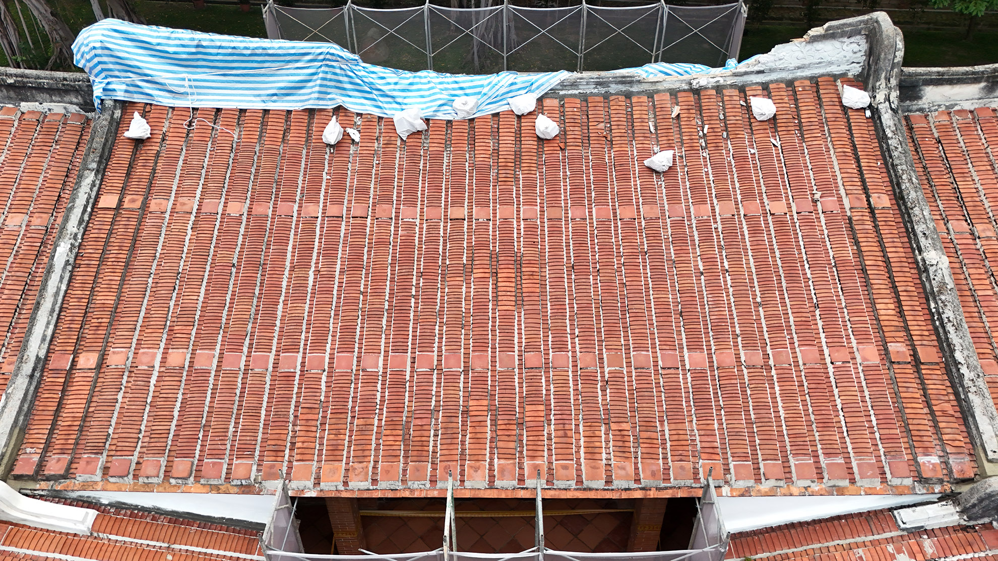 Détail du faîte de toit (yaodou) renversé